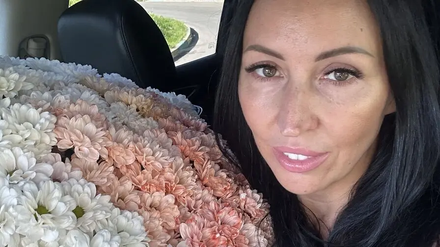 Live Webcam Performance - Watch LipaWild